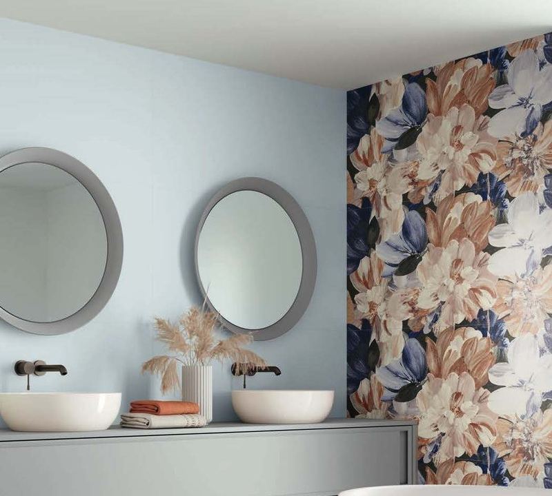 Salle de bain avec faïence murale